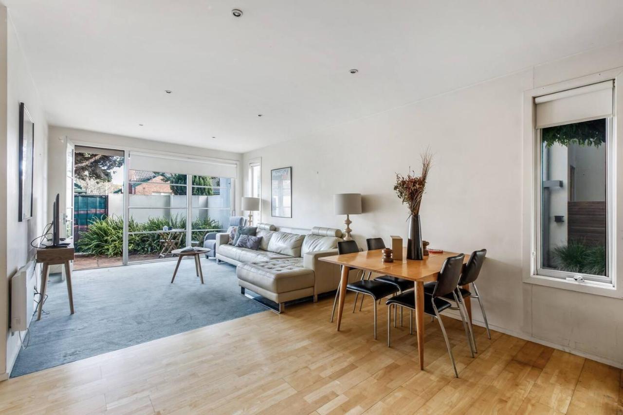Patio Charm In Buzzing Richmond With Parking *